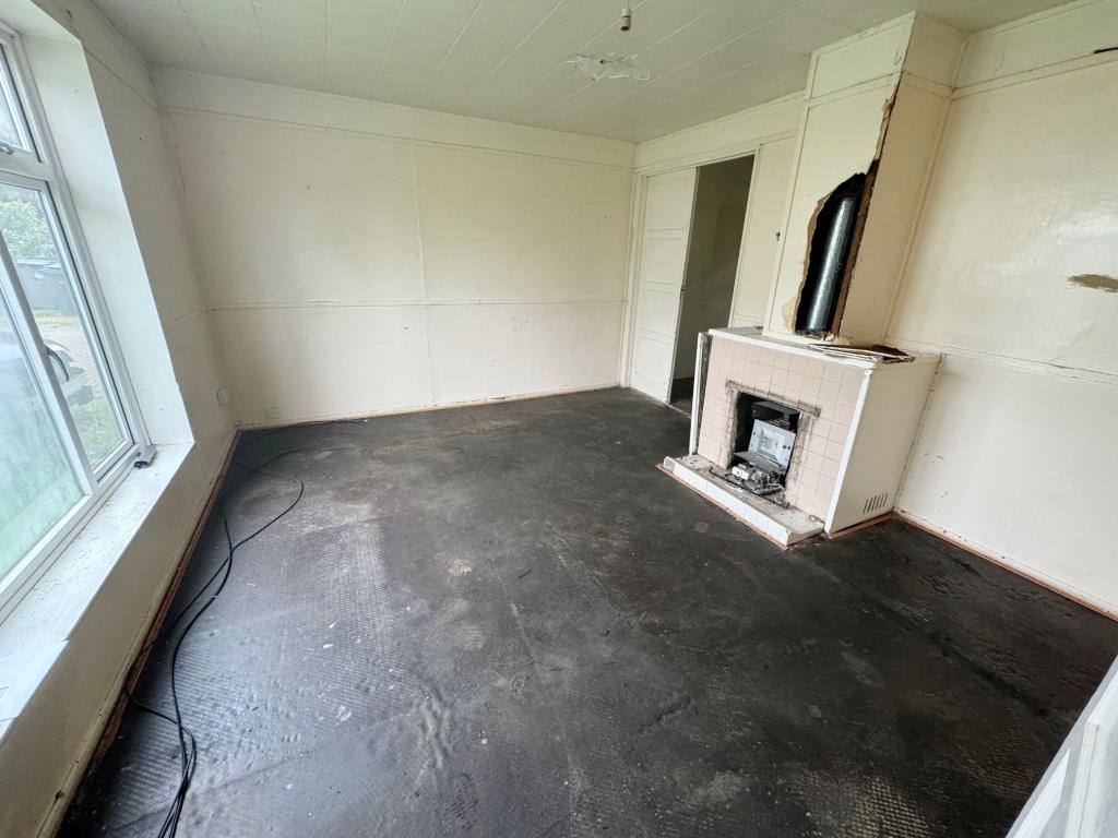 Lot: 95 - THREE-BEDROOM SEMI-DETACHED HOUSE FOR IMPROVEMENT - Living room